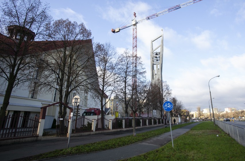 Na Bielanach wyrasta 40-metrowa dzwonnica kościelna. Co na to mieszkańcy?