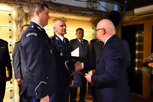 Policjanci z Pruszcza Gdańskiego i powiatu gdańskiego obchodzili Święto Policji. Wręczono nagrody i awanse