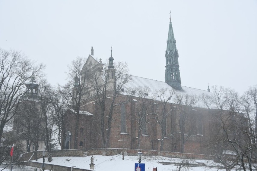 Piękny Sandomierz w zimowej scenerii. Zobacz Królewskie Miasto zasypane śniegiem [ZDJĘCIA]                        