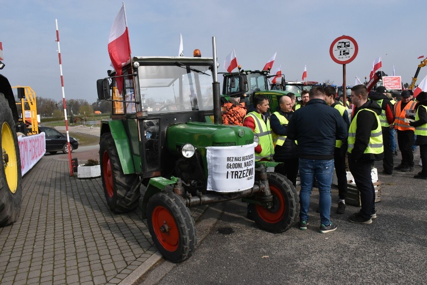 Protest rolników w Malborku. Najpierw jeździli drogami krajowymi, potem wzięli udział w pikiecie na pl. Jagiellończyka