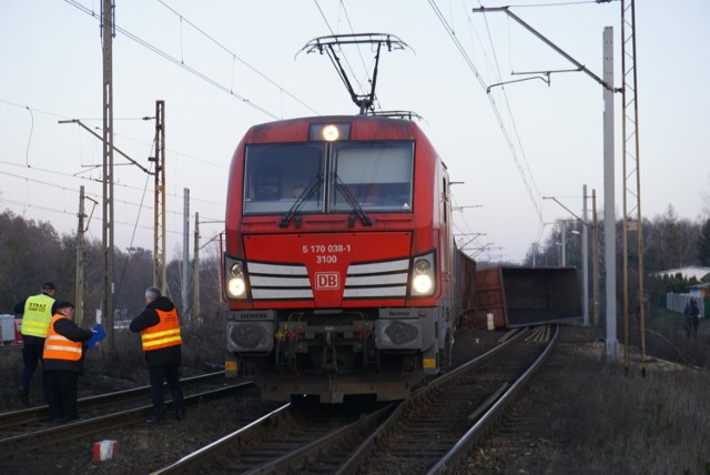 Poznań-Kiekrz: Wykoleił się pociąg. Duże utrudnienia [ZDJĘCIA]