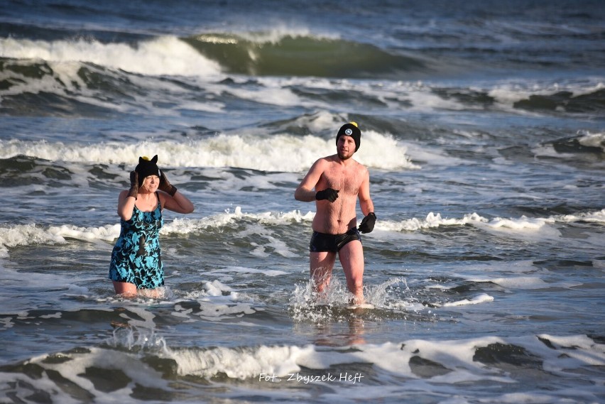 Aktywne Morsy na plaży w Dębkach. Święta zakończyli kąpielą w rozkołysanym i już bardzo zimnym Bałtyku | ZDJĘCIA