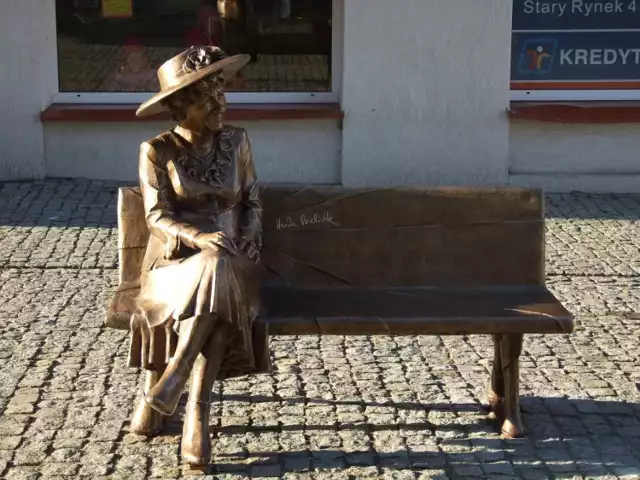 Taka ławeczka z posągiem Hanny Bielickiej znajduje się w Łomży. Według przedstawicieli stowarzyszenia Beskidzki Dom taka ławeczka z posągiem Marii Koterbskiej powinna znaleźć się w reprezentacyjnym miejscu Bielska-Białej