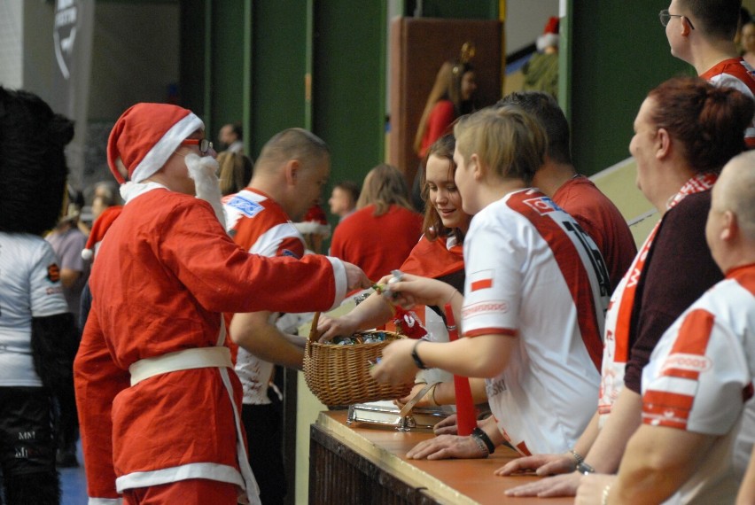Świąteczna zbiórka darów dla Domu Dziecka w Piotrkowie podczas meczu Piotrkowianina VIDEO, ZDJĘCIA