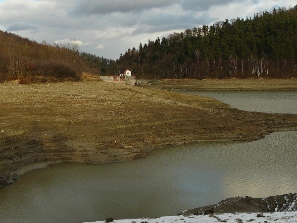 Sztuczne jezioro w Klimkówce odsłoniło nie tylko brzegi, ale i dno [ZDJĘCIA]