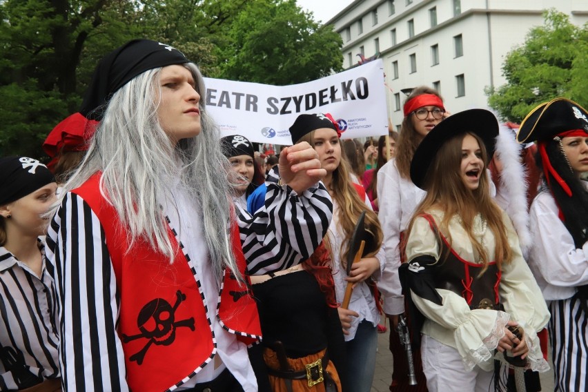 Barwny korowód uczestników festiwalu Dziatwa przeszedł ulicą Piotrkowską 