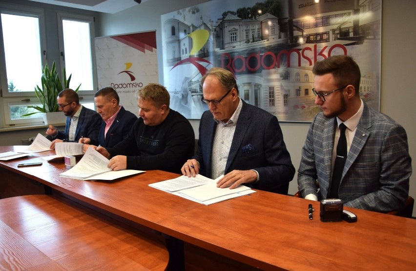 Prezydent Jarosław Ferenc podpisał umowy z firmami, które...