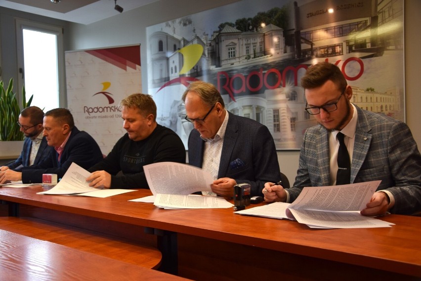 Prezydent Jarosław Ferenc podpisał umowy z firmami, które...