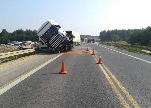 Wypadek w Niewachlowie. Przewrócił się tir [zdjęcia]