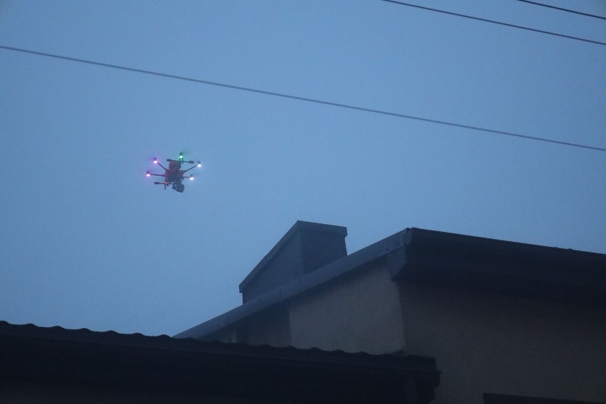 Antysmogowy dron lata nad Radomskiem. Przeprowadził już kontrole kilkuset nieruchomości. ZDJĘCIA