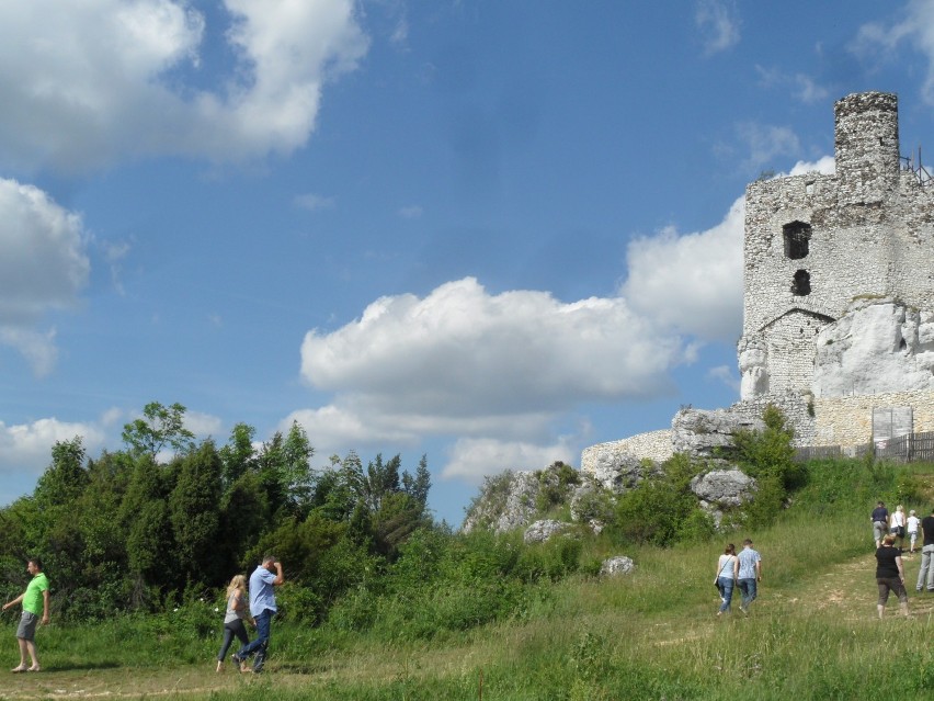 Turyści szturmują zamki w Mirowie i Bobolicach ZDJĘCIA