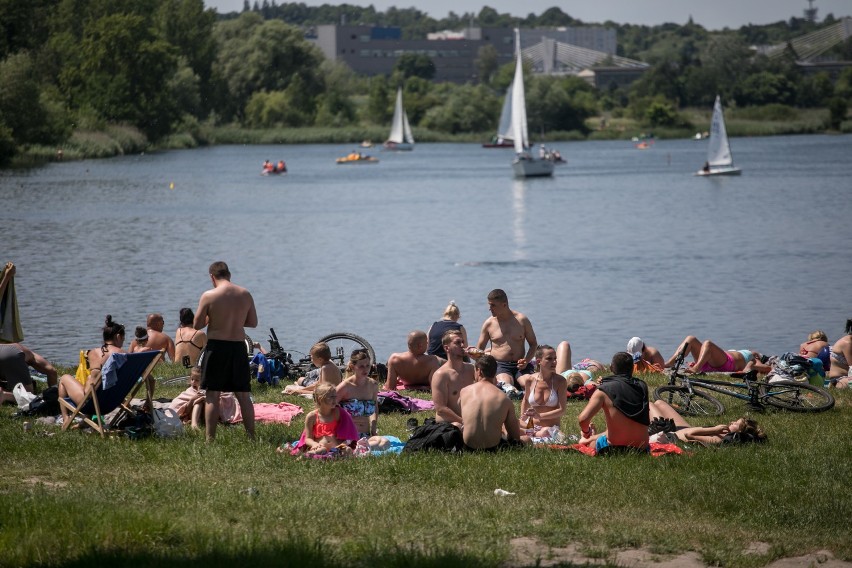 Plaża na Bagrach wypełniła się spragnionymi słońca