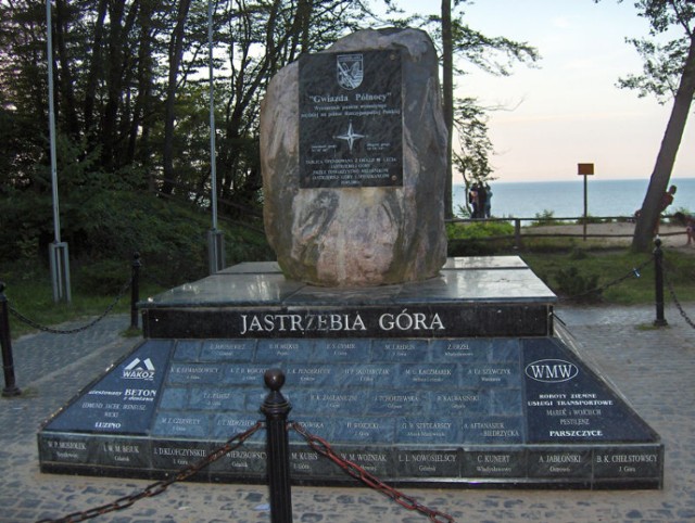 Najdalej wysunięty na p&oacute;łnoc punkt Polski. Jego okolica oznaczona jest Gwiazdą P&oacute;łnocy. Sam obelisk ulokowany jest w miejscu umownym, nieco na południe od rzeczywistego punktu ekstremalnego, znajdującego się poniżej na plaży.  Fot. M. Kasows