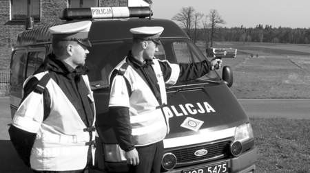 Starszy posterunkowy Sławomir Semenowicz (pierwszy z lewej) był jednym z policjantów biorącym udział w czwartkowym pościgu. / Zbigniew Marszałek