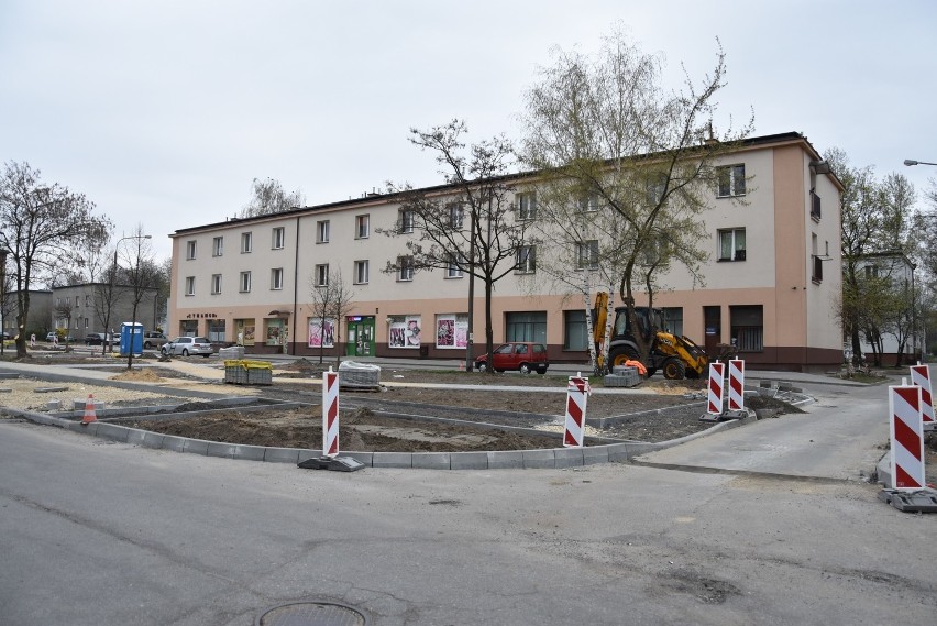 Skwer przy ul. Niepodległości w Sosnowcu przechodzi metamorfozę: będą nowe drzewa, ławki i parking