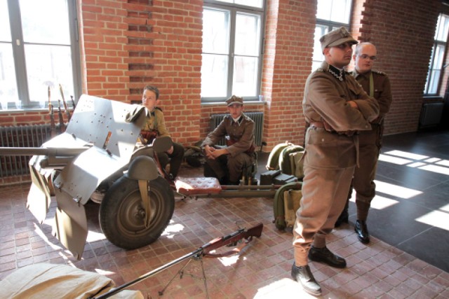 Muzeum Armii Krajowej udostępnia kolekcję 150 sztuk broni. ...