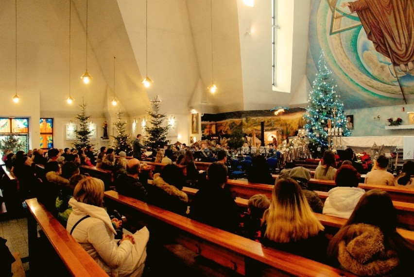 Koncert kolęd w Ciasnej. W Kościele pod wezwaniem Świętej Trójcy wystąpili m.in. muzycy z miejscowych orkiestr i młodzi wokaliści ZDJĘCIA