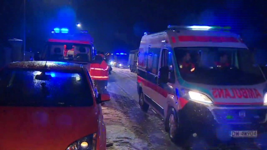 Wypadek busa w Zawadzie [ZDJĘCIA, WIDEO]: Samochód z 20 pasażerami zjechał do rowu i rozbił się o słup