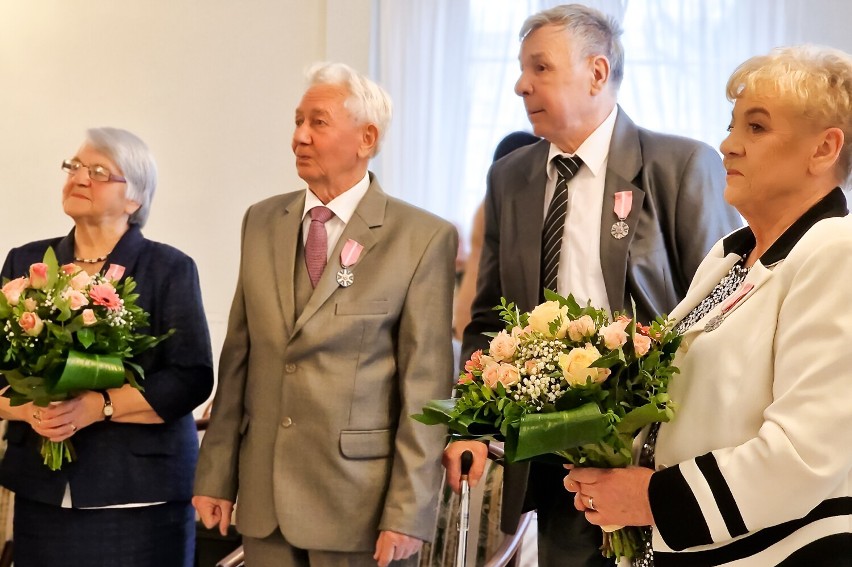11 par świętowało pół wieku pożycia małżeńskiego. Prezydent Sieradza wręczył medale FOTO