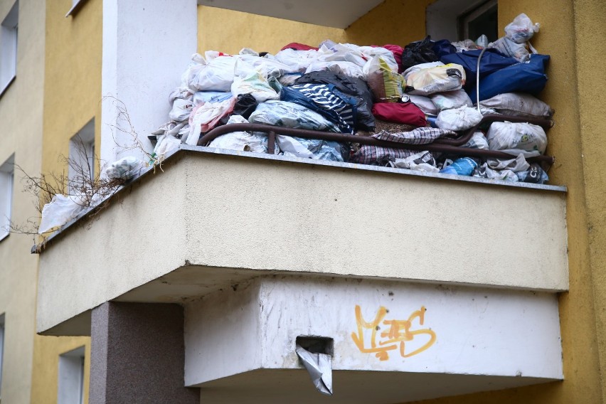 Gocław: ogromna góra śmieci na balkonie. Niemal zasłaniają okna