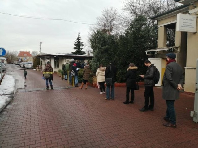 Takie kolejki po kilkadziesiąt osób ustawiały się w styczniu po identyfikatory, tuż przed oficjalnym wprowadzeniem Strefy na Łazarzu i Wildzie. Niektórzy z kupujących wówczas, dziś mogą liczyć na duże ulgi przy zakupie nowych dokumentów