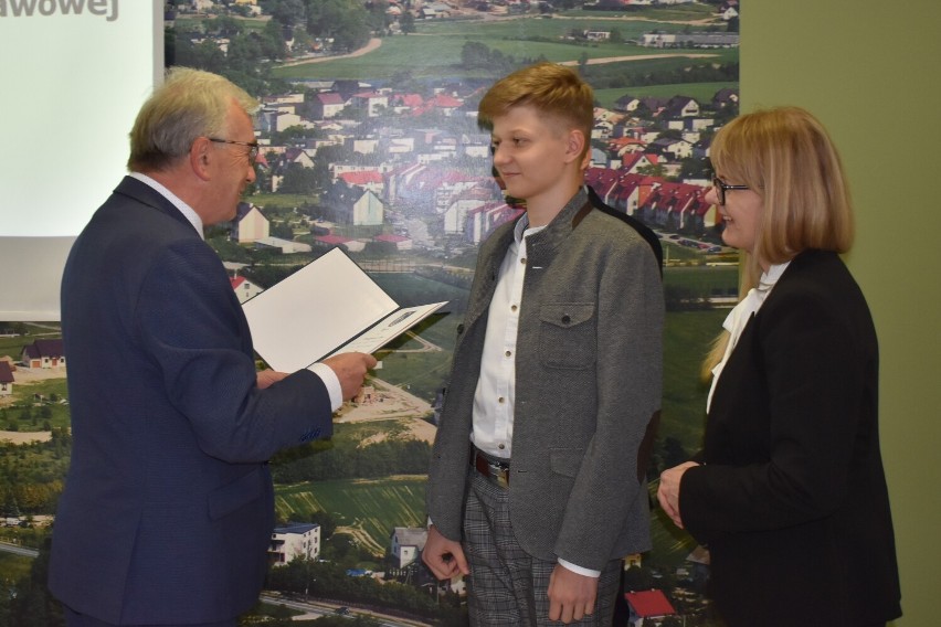 Sierakowice. Po raz kolejny nagrodzono najlepszych absolwentów szkół podstawowych