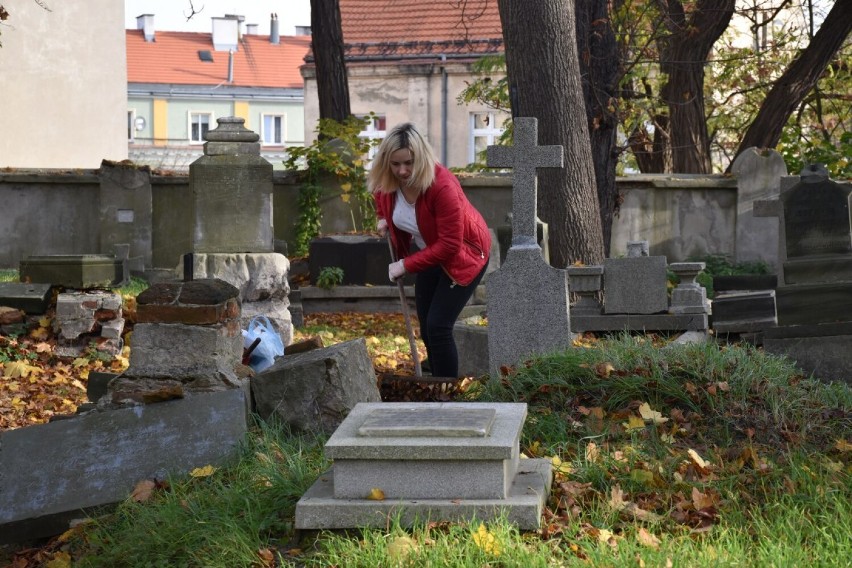 Wszystkich Świętych 2022. Wysprzątali cmentarz prawosławny w Kaliszu. ZDJĘCIA