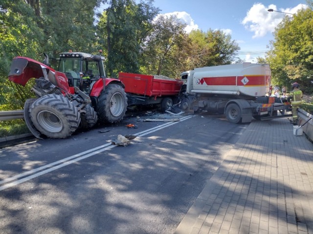 Na DK15 w Wylatowie zderzyły się ze sobą ciągnik rolniczy oraz cysterna do przewozu paliwa.