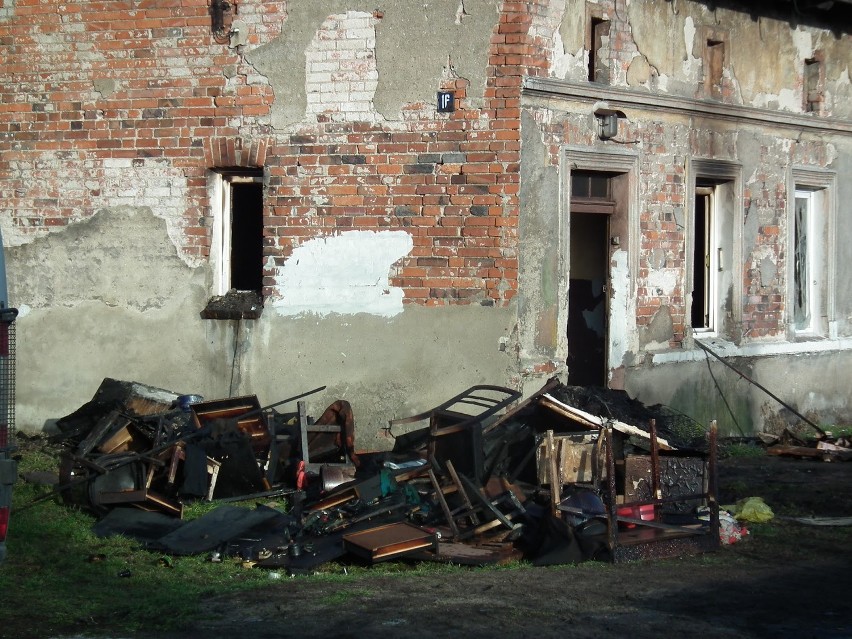 Z budynku parterowego wyniesiono zwłoki starszego mężczyzny....