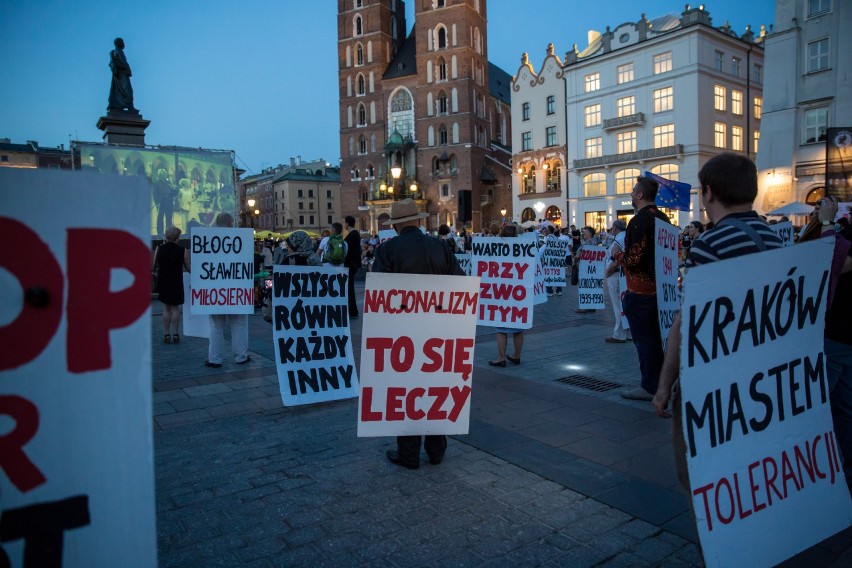 Happening KOD w Krakowie: "Bądźmy różni, ale równi" [ZDJĘCIA, WIDEO]