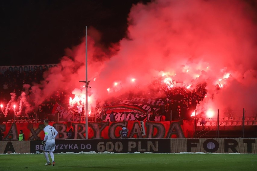 Gorąca atmosfera na meczu na Stadionie Ludowym....