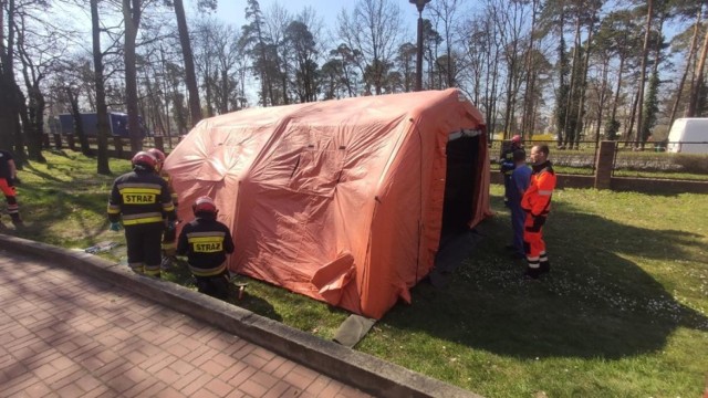 Łącznie przy lecznicach na Opolszczyźnie rozstawiono 18 namiotów pneumatycznych.