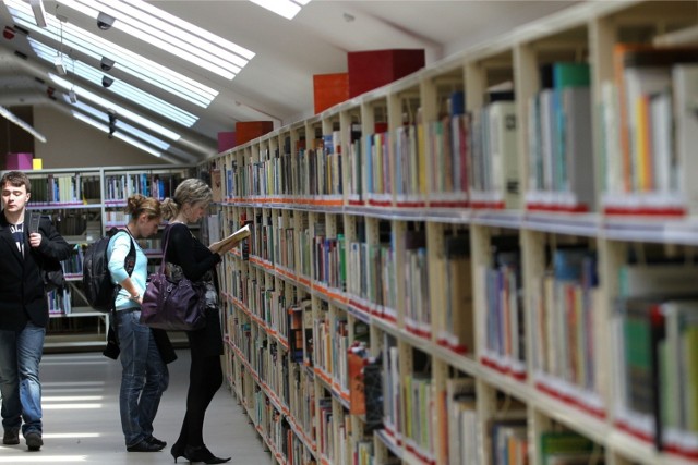 ojewódzka Biblioteka Publiczna w Krakowie odnotowała ponad 448 tys. odwiedzin w czytelniach i wypożyczalniach, a łącznie biblioteka zarejestrowała ponad 72,5 tys. czytelników, około 2 proc. więcej niż w poprzednim roku.