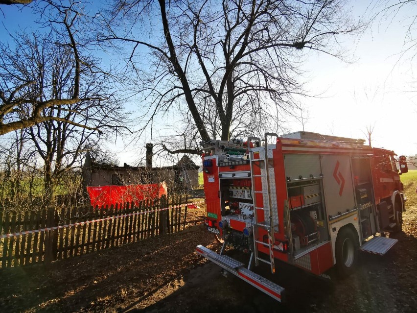 Tragiczny pożar w gminie Brzeziny. Strażacy znaleźli zwęglone ciało. ZDJĘCIA