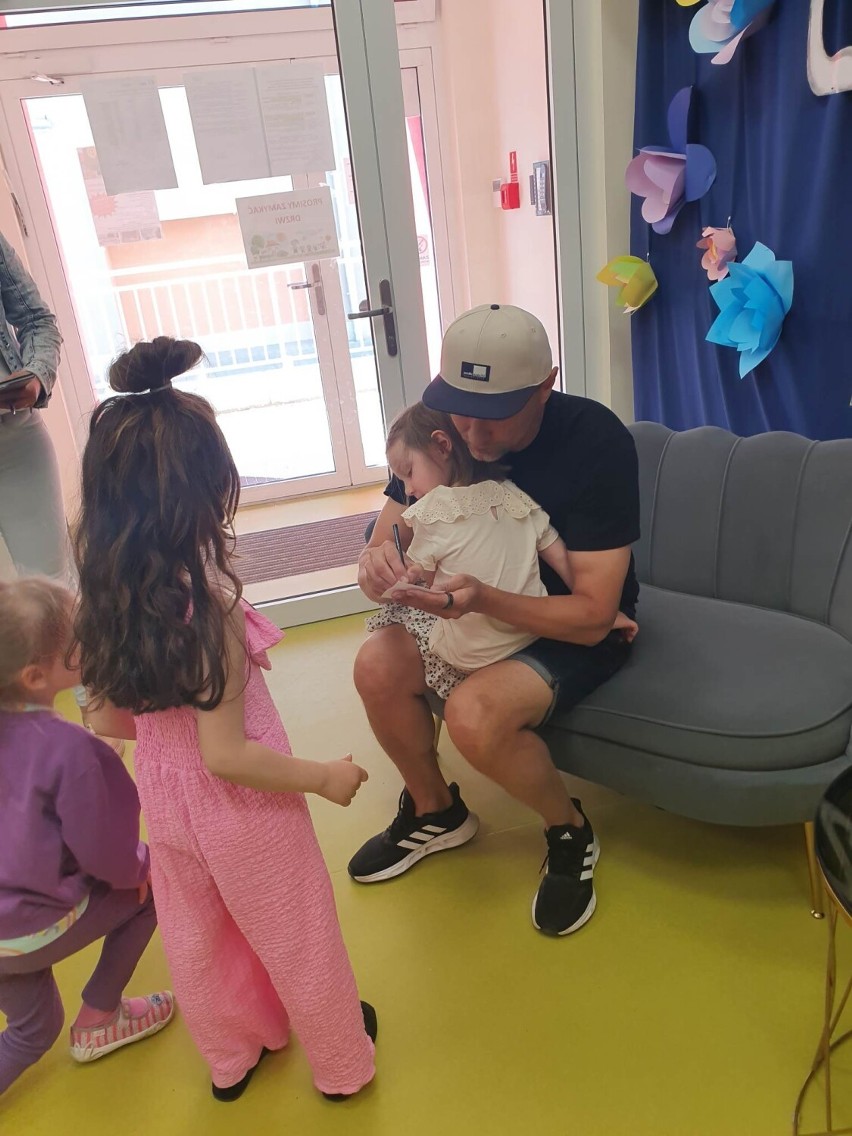 Liber czyta dzieciom w przedszkolu Edu Kids w Bogdanowie