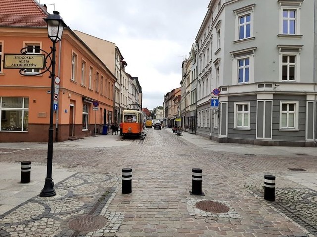 Ulica Długa to najdłuższa ulica miasta lokacyjnego Bydgoszczy - liczy 650 metrów. To najważniejsza pod względem historycznym i funkcjonalnym ulica w Bydgoszczy. Obok Gdańskiej i Dworcowej należy do najważniejszych, śródmiejskich ulic handlowych Bydgoszczy. Jest zabudowana przede wszystkim stylowymi kamienicami  z końca XVIII i z początku XIX w. Do lat.70. XX wieku kursowały nią tramwaje.

Czytaj dalej o planowanych remontach >>