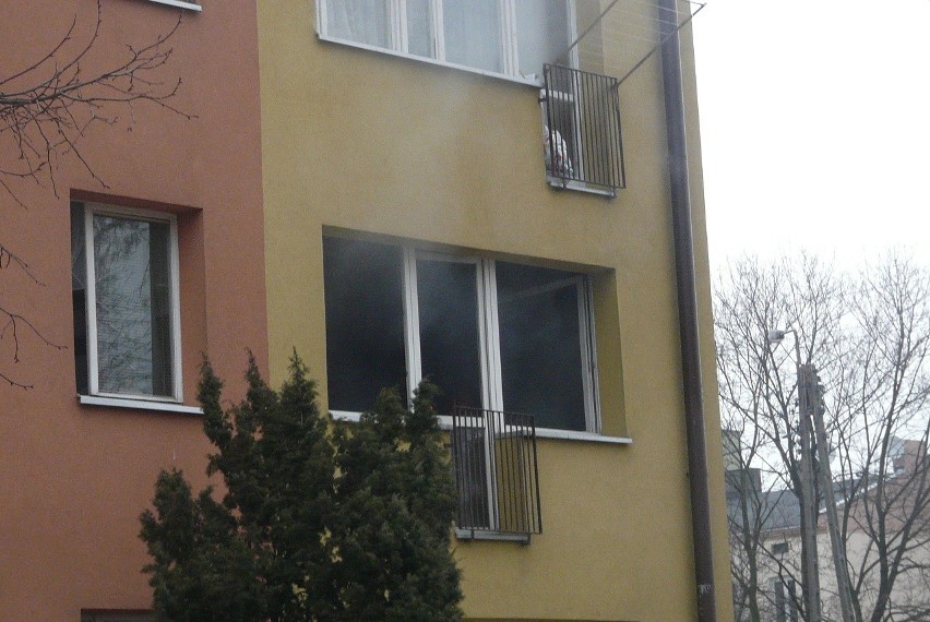Pożar w bloku przy ul. Bohaterów Getta Warszawskiego (ZDJĘCIA)