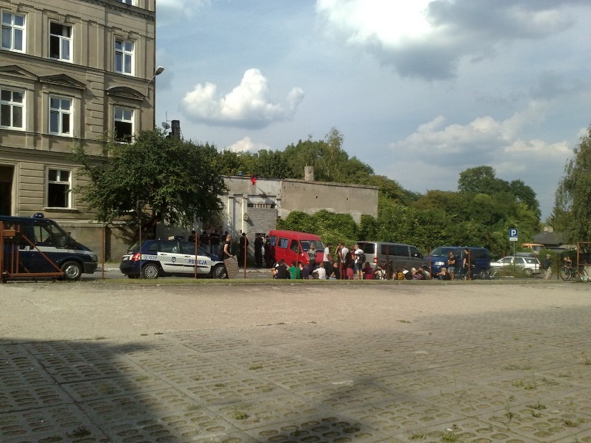 Policja w skłocie przy ul. Podgórze. Budynek został opróżniony (zdjęcia)