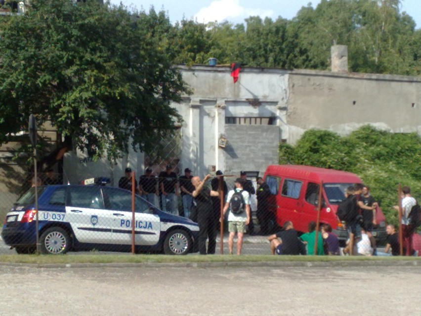 Policja w skłocie przy ul. Podgórze. Budynek został opróżniony (zdjęcia)