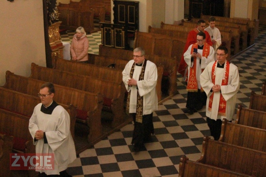 Obejrzyj transmisję i zdjęcia z Liturgii Męki Pańskiej w Bazylice Mniejszej w Krotoszynie