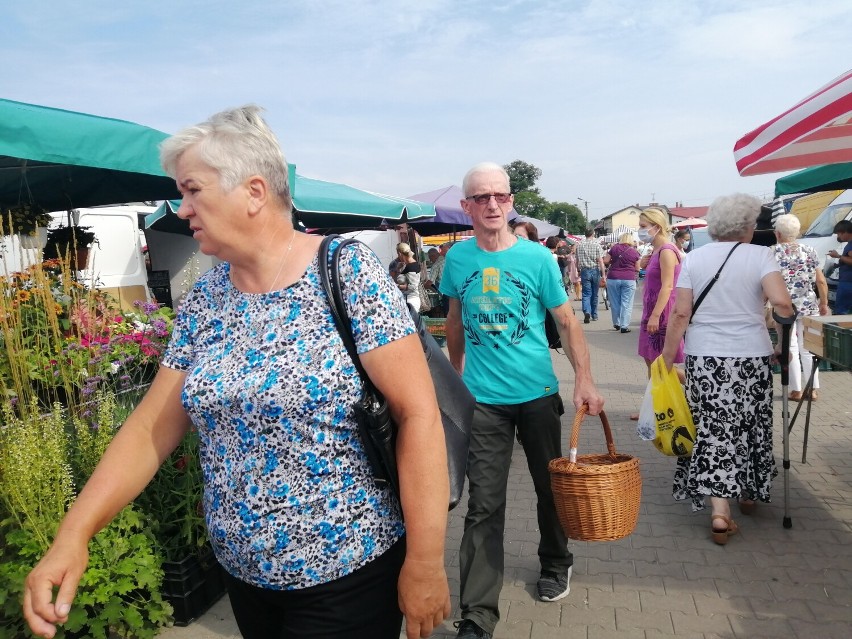 Gorący, sierpniowy poranek na targowisku miejskim w Skierniewicach. Co kupowano najchętniej?