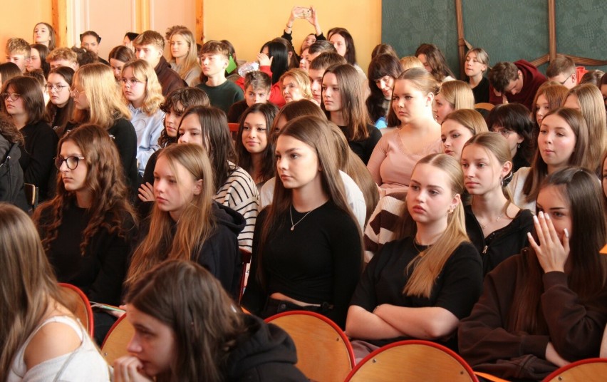Koncert karnawałowy w I LO w Radomsku. Uczniowie śpiewali w...
