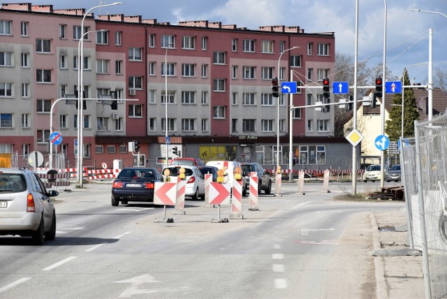 Centrum przesiadkowe Opole Wschodnie. Skrzyżowanie ulicy Oleskiej z Batalion&oacute;w Chłopskich i Bohater&oacute;w Monte Cassino ma być zamykane z powodu demontażu rur ciepłowniczych pod wiaduktem kolejowym.