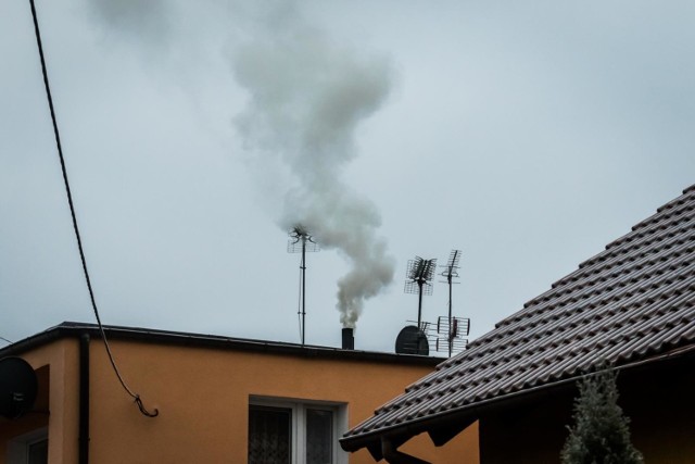 18.12.2017 bydgoszcz smog dym komin sezon grzewczy.  fot: tomasz czachorowski/polska press