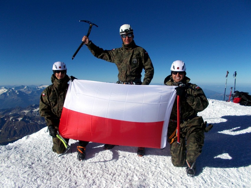 Żołnierze z Dęblina na szczycie Europy. Uczcili Święto Wojska Polskiego (ZDJĘCIA)