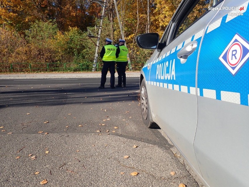 Trwa policyjna akcja "Znicz 2021".  Myszkowscy policjanci sprawdzają kierowców