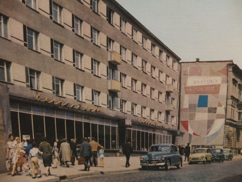 Ulica Krakowska i słynne Delikatesy w 1972 roku. Wówczas...
