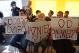 Protest rodziców niepełnosprawnych dzieci w Sieradzu. Skarga na działalność zarządu powiatu sieradzkiego i wicestarosty odrzucona (fot)