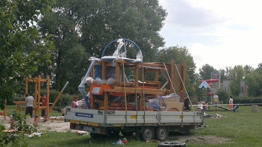 Rozpoczęła się budowa placu zabaw od Nivei w Gliwicach-Sośnicy za kościołem św. Jacka
