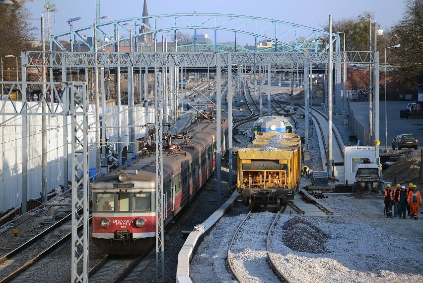 Pomorska Kolej Metropolitalna. Pierwszy pociąg od strony Wrzeszcza wjechał na tory [ZDJĘCIA, WIDEO]